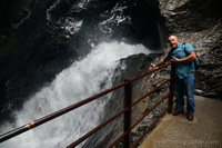 cachoeira glacial em uma caverna - a natureza trabalhando